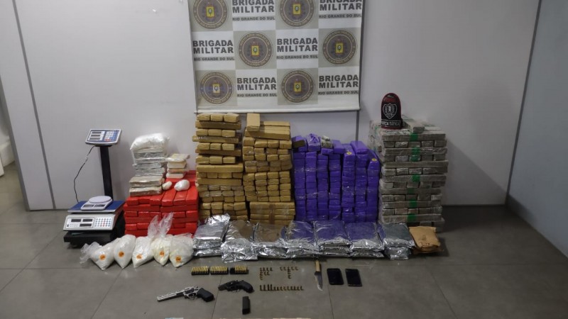 BM prende homem com armas e grande quantidade de drogas em Viam&atilde;o