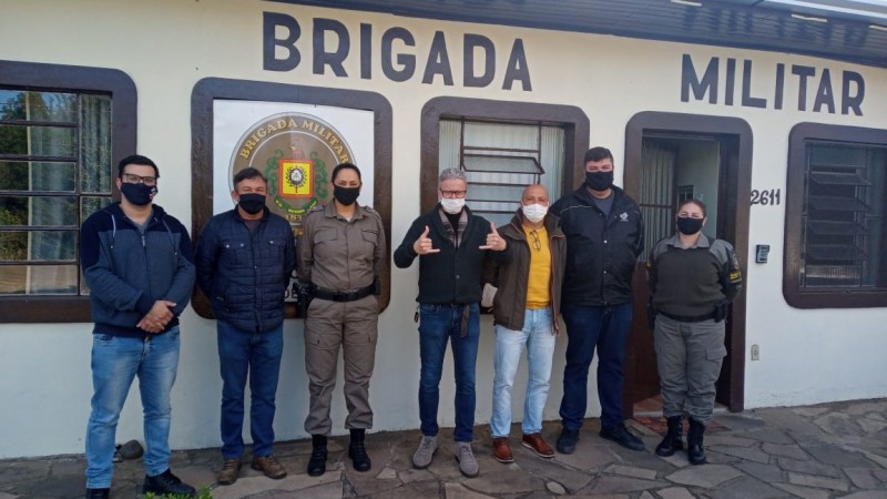 BRIGADA MILITAR DE CAPELA DE SANTANA RECEBE VISITA DE PREFEITO DE PORT&Atilde;O