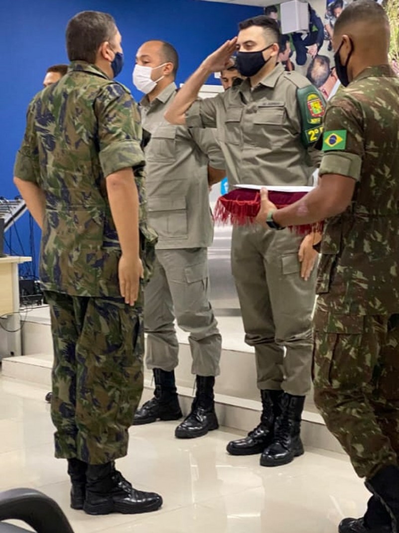 Soldado Azeredo prestando continência a autoridade militar em sua frente.