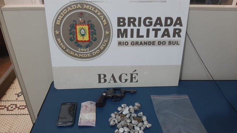 revolver, drogas apreendidos
