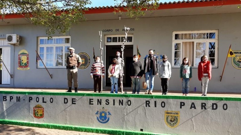 Alunos, Civis e Militares que acompanharam a visita estão sobre a esplanada de formatura do Polo de Ensino Rio Pardo.