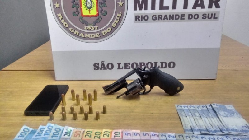 Brigada Militar de São Leopoldo prende homem por posse de arma