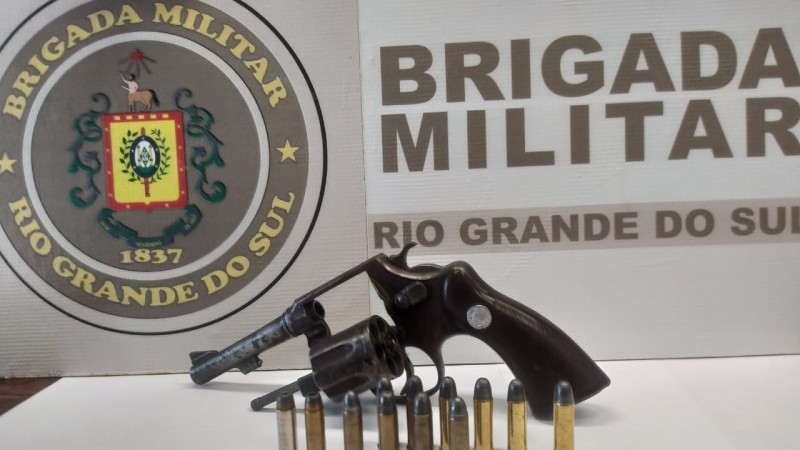 Policiais Militares do 2° Batalhão Rodoviário da Brigada Militar - FORÇA TÁTICA prendem indivíduo por porte Ilegal de arma de fogo