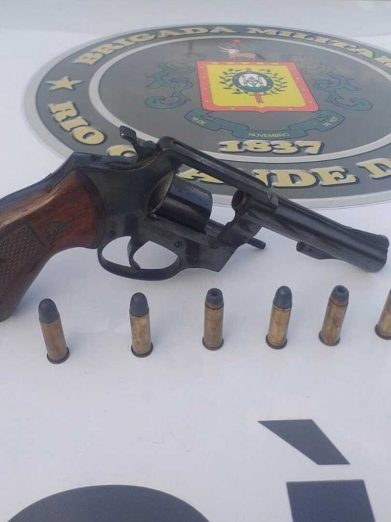 Arma foi apreendida durante a ação.