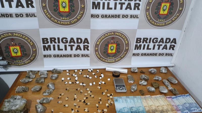 570 gramas de maconha (29 porções fracionadas e um outro tijolo da substância) 34 buchas de cocaína, totalizando 20 gramas e 45 buchas de Crack, totalizando 25 gramas.