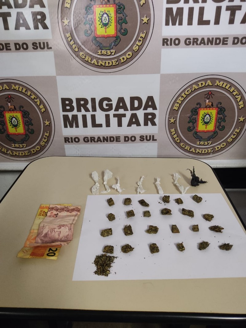 Porções de droga e dinheiro