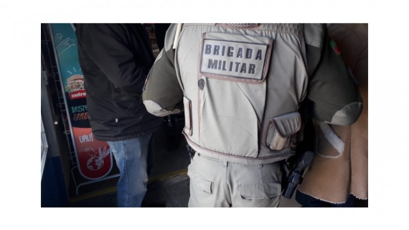 Policial fiscalizando