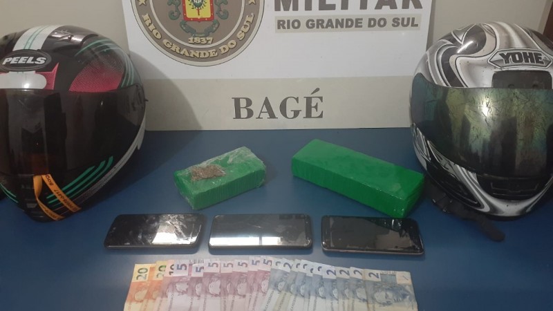tijolos de maconha, celulares e dinheiro
