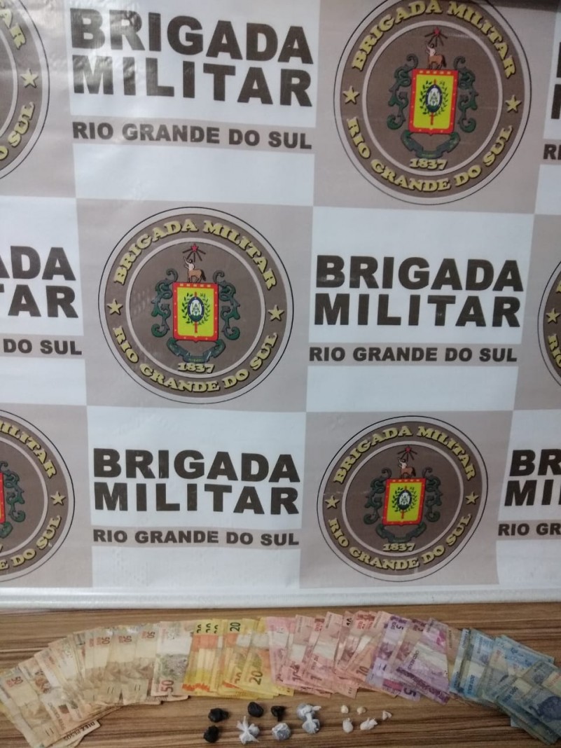 Porções de droga e dinheiro