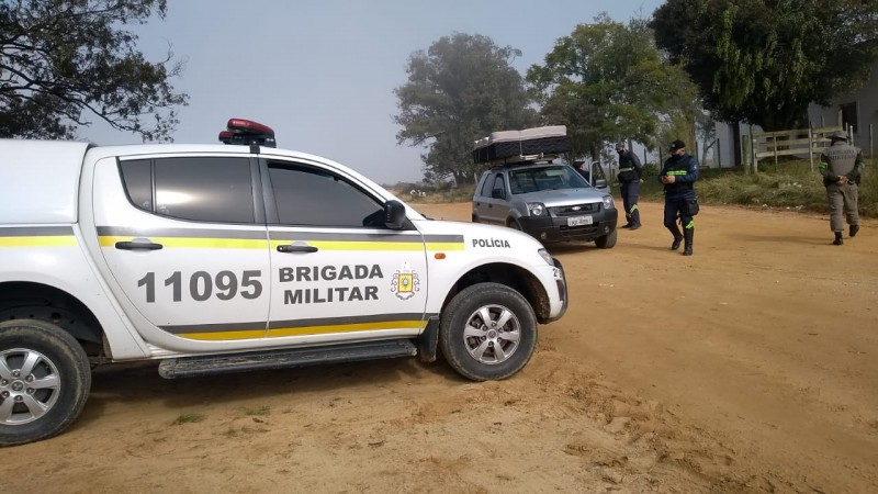 policiais realizando abordagens de carros