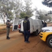 policial realizando fiscalização