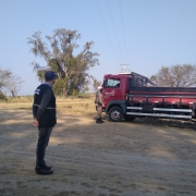 policial fiscalizando caminhão