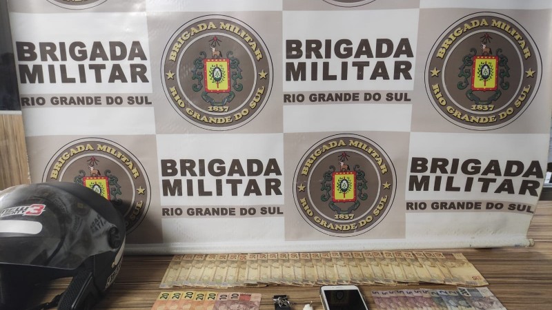 Dinheiro, celular e porção de drogas