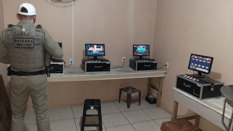 Policial Militar na abordagem em um dos bares com as máquinas caça-níqueis