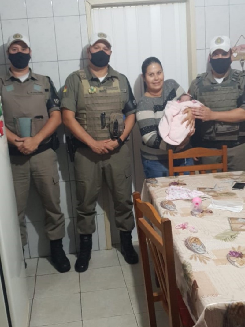 Policiais Militares de Nova Santa Rita visitam a criança após a mãe pedir socorro pelo 190