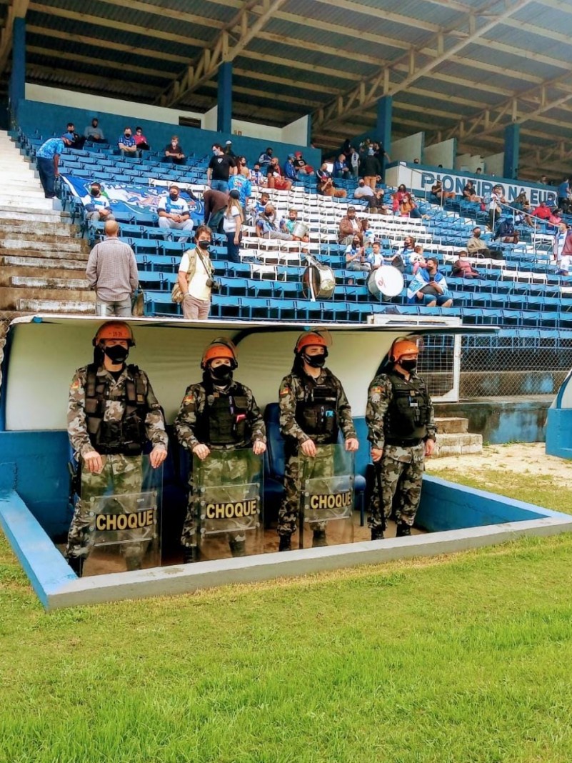 Policiais atuaram durante partida de futebol entre os clubes Esporte Clube Cruzeiro e Veranópolis Esporte Clube.