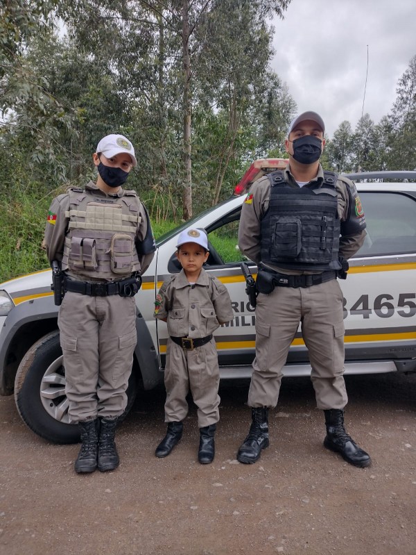 menino ocm os policiais
