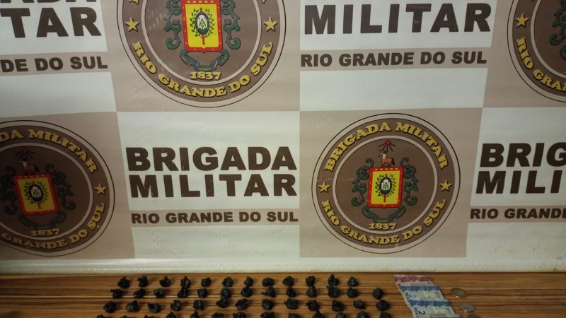 Porções de maconha e dinheiro