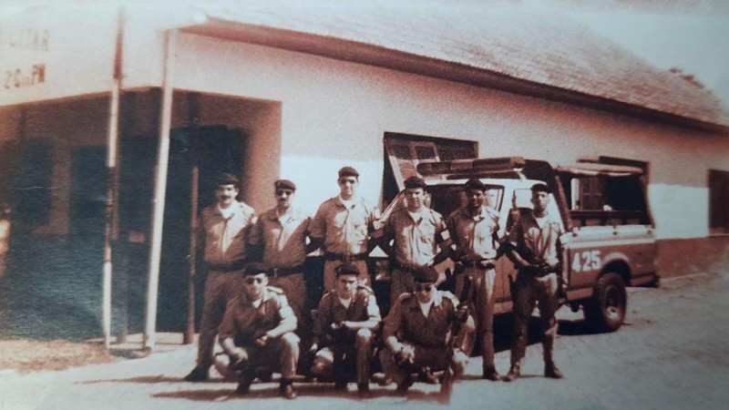 Na foto, policiais militares em frente à sede da 2ª Companhia de Polícia Militar do 17º Batalhão de Polícia Militar.