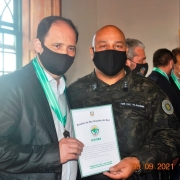 prefeito de Venâncio Aires, Jarbas da Rosa, recebendo a Comenda do Comando Ambiental da Brigada Militar