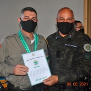 Sd Barcelos recebendo a Comenda do Comando Ambiental da Brigada Militar