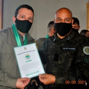 Sd Ramos recebendo a Comenda do Comando Ambiental da Brigada Militar