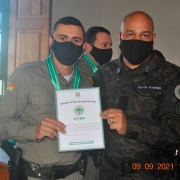 Sd Rodrigo recebendo a Comenda do Comando Ambiental da Brigada Militar