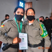 Sd Brenda recebendo a Comenda do Comando Ambiental da Brigada Militar