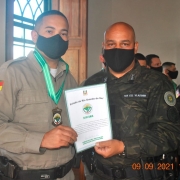 Sd Diego recebendo a Comenda do Comando Ambiental da Brigada Militar