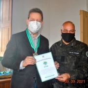 Prefeito de Rio Pardo, Edivilson Meurer Brum recebendo a Comenda do Comando Ambiental da Brigada