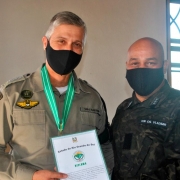 Major Sartori, Comandante do 35º BPM, recebendo a Comenda do Comando Ambiental da Brigada Militar