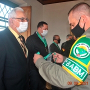 Presidente da CELETRO, Sr. José Benemídio de Almeida, recebendo a Comenda do Comando Ambiental da Brigada Militar
