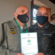 Major R. Garcia, Comandante do 2º BRBM, recebendo a Comenda do Comando Ambiental da Brigada Militar