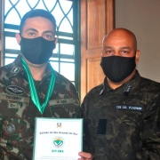 Tenente-coronel Teixeira, Comandante do 13º GAC, recebendo a Comenda do Comando Ambiental da Brigada Militar