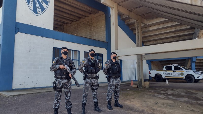 Policiais atuaram durante partida de futebol entre os clubes Esporte Clube Cruzeiro e Glória de Vacaria.