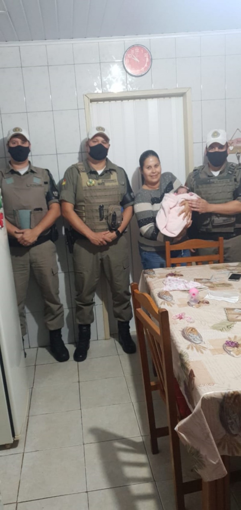 bebê afogado com leite materno