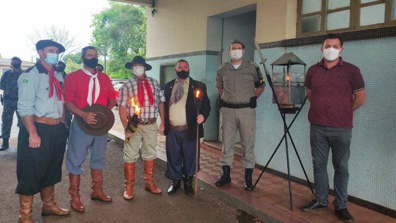 7° BPM participa da distribuição da chama crioula em Três Passos