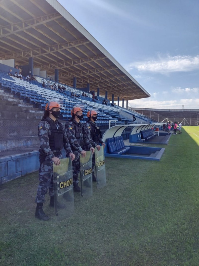 Policiais atuaram durante partida de futebol entre os clubes Esporte Clube Cruzeiro e Aimoré.