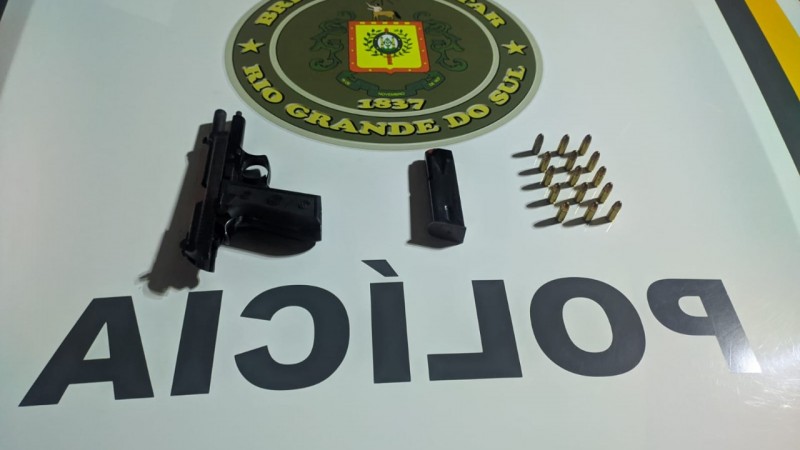 Arma foi apreendida durante a ação.