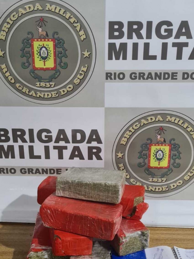 Foram apreendidos 3,5 kg de maconha.