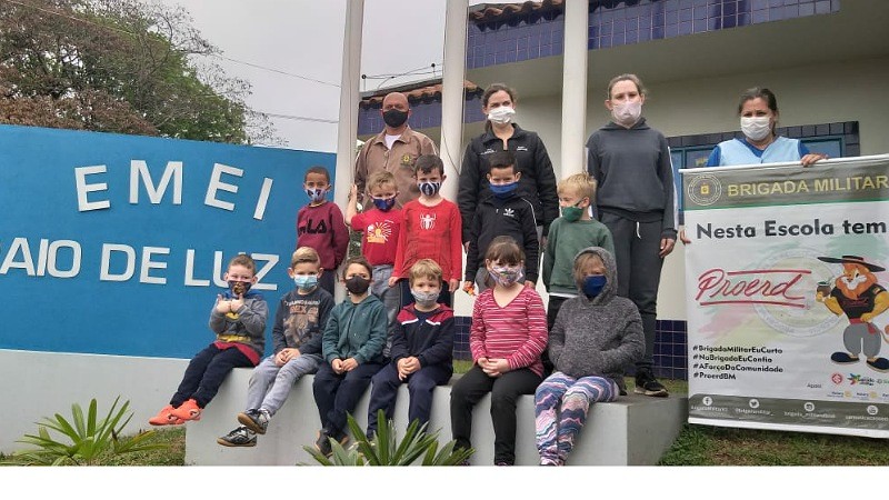 Brigada Militar interage com alunos do Pré A e Pré B da EMEI Raios de Luz de Salvador das Missões