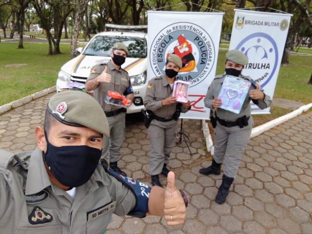 Quatro policiais