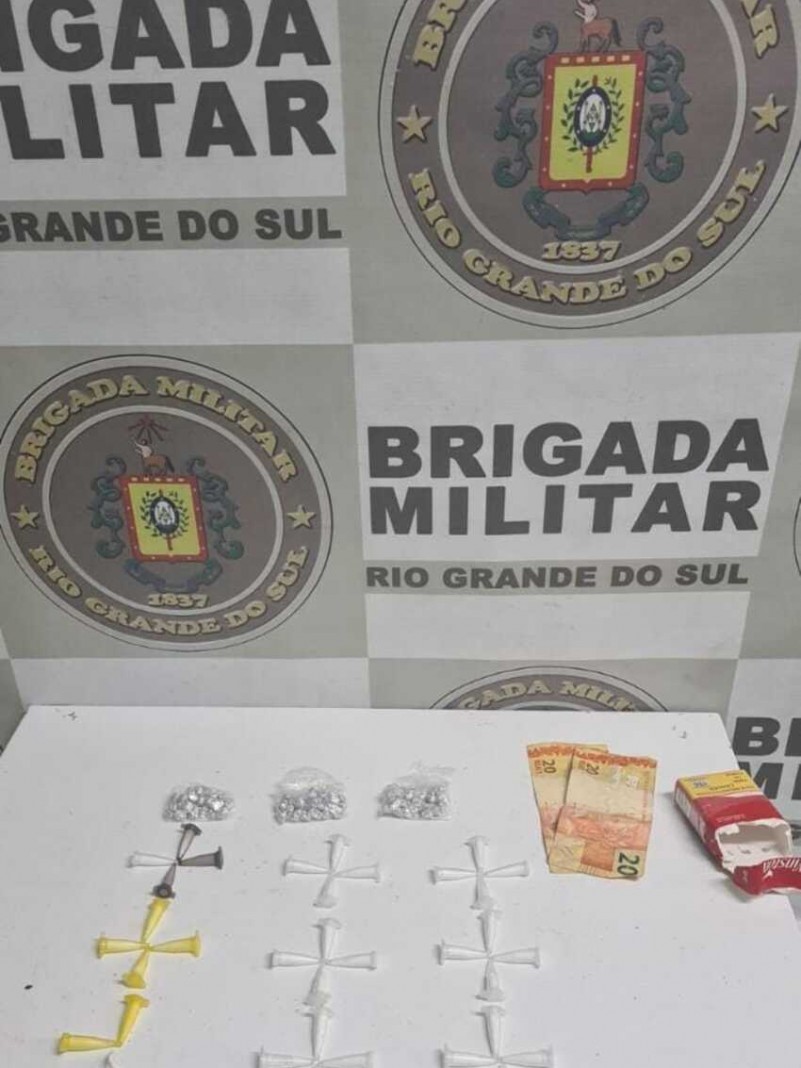 Jovem de 18 anos foi presa por tráfico de entorpecentes.