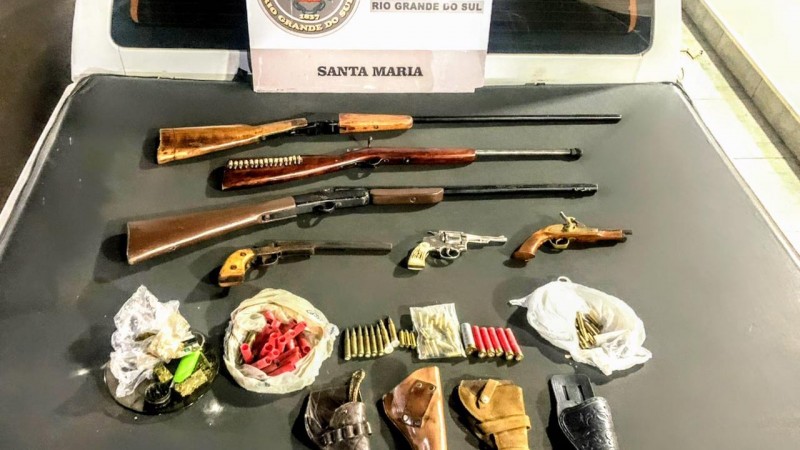 Pai e filho são presos com armas, munições e drogas em Santa Maria