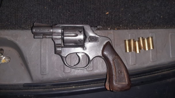 foto da arma usada pelo indivíduo com munições ao lado