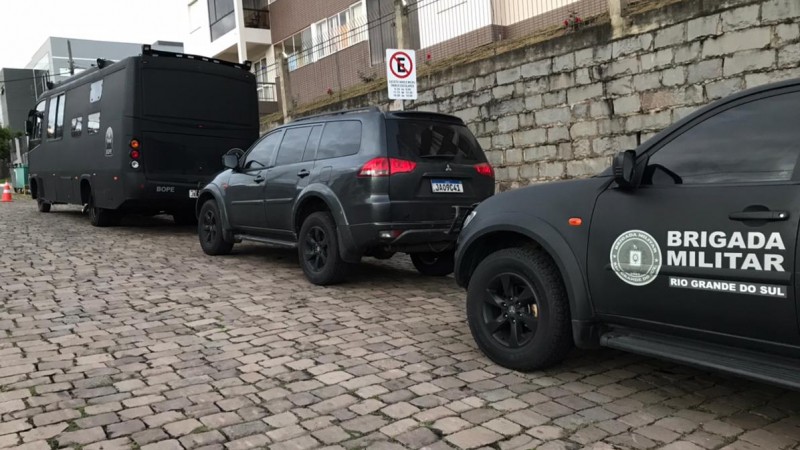 Foto das viaturas pretas do BOPE no local da ocorrência.