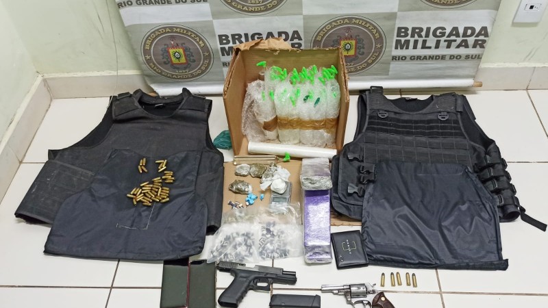 Fotos de coletes, armas e drogas apreendidas.