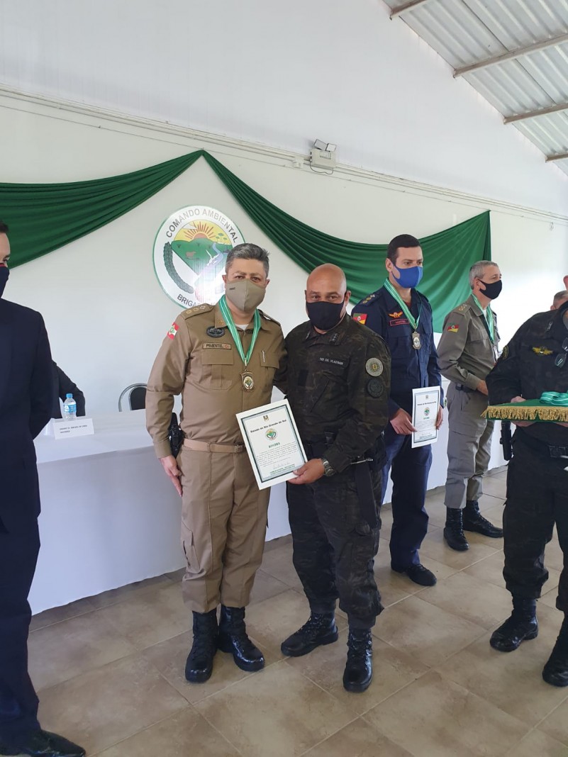 Entrega de comendas do CABM no 3º BABM.