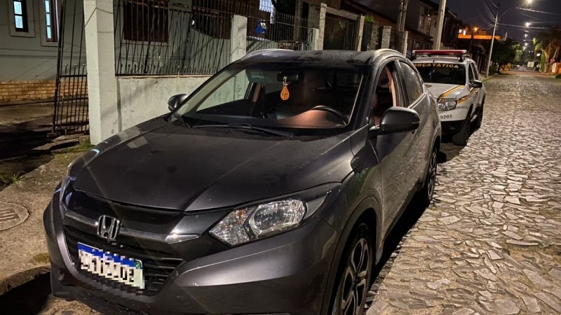 Veículo em situação de roubo foi recuperado.
