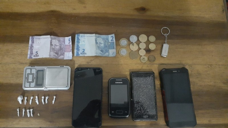 Drogas, dinheiro e celulares